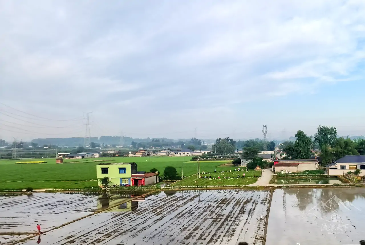 江边在建的桥墩
