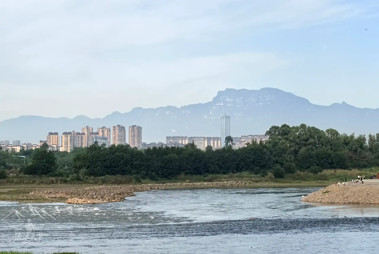 垫江高铁站广场前文笔湖公园