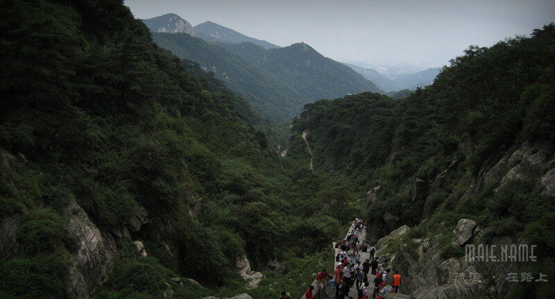 回望泰山山脚的路